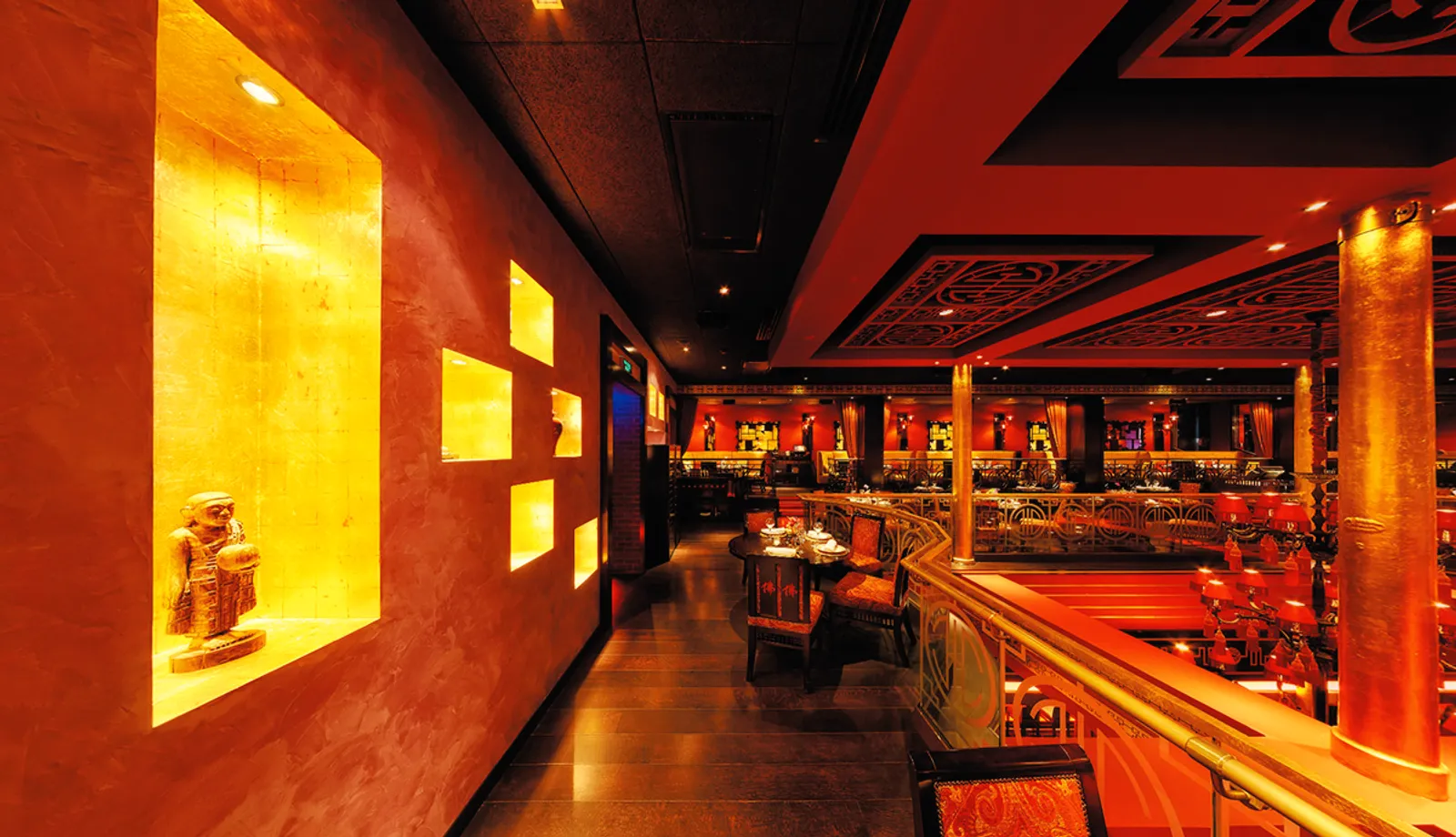 Ресторан Buddha-Bar — интерьер с тёплым сценическим светом